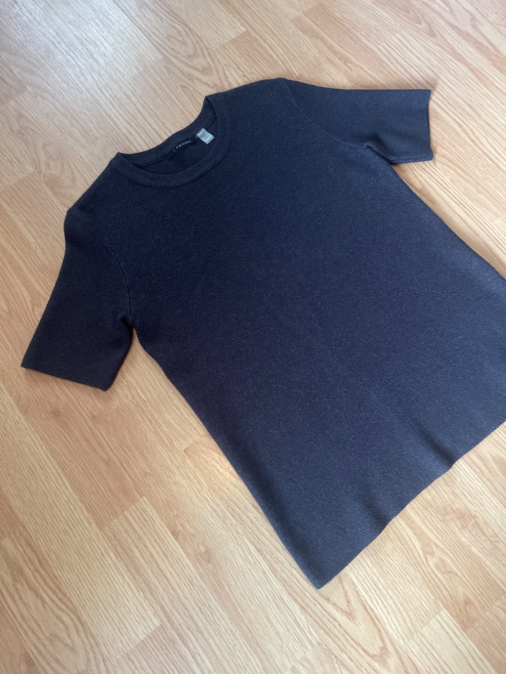 T Tahari Charcoal Gray Short Sleeve Sweater Top Size Small - Picture 3 of 8